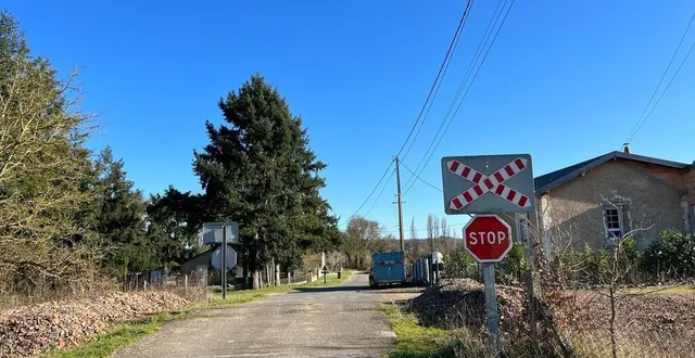 photo  après la voie de chemin de fer, le parcours emprunte un chemin large.  &copy;  yanne boloh 