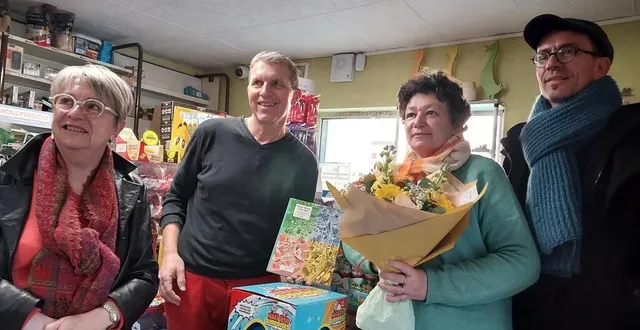 photo  la cérémonie de remerciements à sandra cerisier ( avec le bouquet ) s’est tenue dans le petit tabac presse de la commune. le président de l’association report’cité, yves boiteau (à droite) et olivier bomard, ainsi qu’une bénévole de l’association, découvraient les charmes de ce tabac presse.  &copy;  ouest-france 