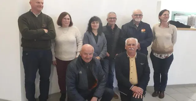 photo  laurent picard et alix oudin entourent les membres du bureau : géraldine boutin, nicole lisé, gérard vieau, jacky cousin, les deux andré thomas étant déjà inséparables au premier plan !  &copy;  ouest-france 