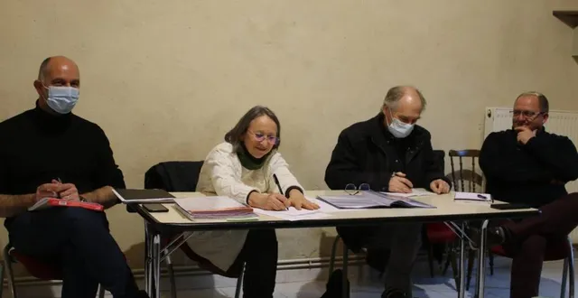 photo  claudie moulard entourée des membres du bureau.  &copy;  le maine libre 