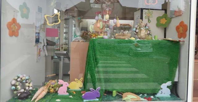 photo  la vitrine de la boulangerie est décorée sur le thème de pâques.  &copy;  le maine libre 