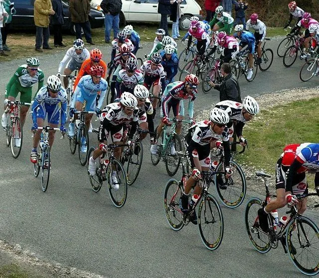 photo en 2004, le peloton du circuit de la sarthe avait franchi le belvédère lors de l’étape le mans-évron.  ©  archives f. laguet