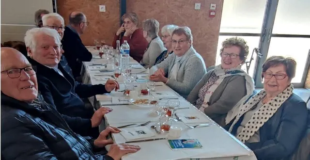 photo  une table d’inconditionnels de la fête des pissenlits, venus d’un village voisin.  &copy;  le maine libre 