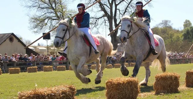 photo  la fête des lances revient les 9 et 10 avril 2022. sur la photo, en 2017, une équipe des lanciers ouvre le bris de lances.  &copy;  archives ouest-france 