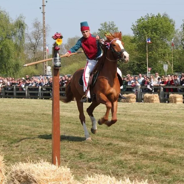 photo pendant le bris des lances, les lanciers essayent de casser leurs lances.  ©  archives/dr