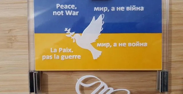 photo  ce cadeau fabriqué par rémy vannier a également été offert à la famille ukrainienne. il comporte le message principal en quatre langues, au-dessus du visuel alençon-médavy.  &copy;  dr 
