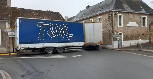 photo  ce mardi 5 avril 2022, un poids lourd s’est retrouvé bloqué dans le bourg de torcé-en-vallée, dans le nord-est de la sarthe.  &copy;  dr 
