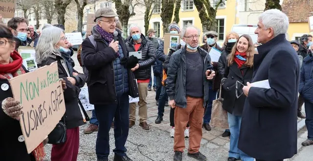 photo  plusieurs associations avaient manifesté lors de la présentation du projet à mortagne-au-perche, le 10 février 2022, en présence du président de la région, hervé morin.  &copy;  ouest-france 