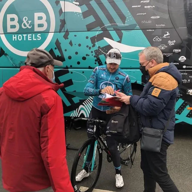 photo alexis gougeard (b & b hotels ktm), vainqueur sortant signe d’autographes  ©  photo le maine libre