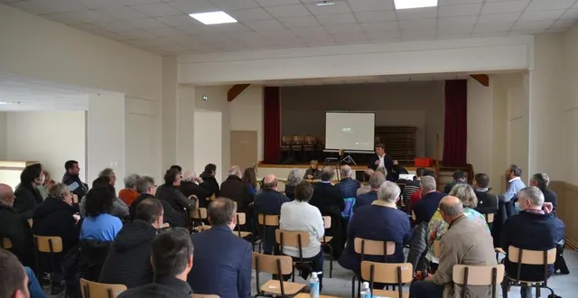 photo  la salle polyvalente a accueilli les pro et anti projet de méthanisation.  &copy;  ouest-france 