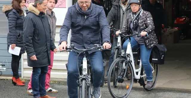 photo  trois entreprises de la zone d’étriché vont bénéficier d’un vélo à assistance électrique durant un mois. ils seront notamment utilisés pour les trajets travail – domicile, lors de la pause déjeuner.  &copy;  ouest-france 