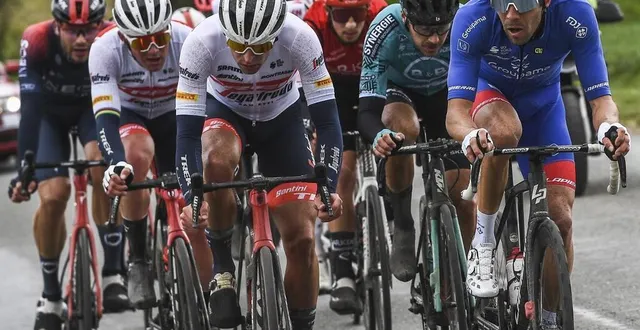 photo  thibaut pinot, à l’attaque, s’est mis à la planche pendant une centaine de kilomètres.  &copy;  le maine libre – denis lambert 