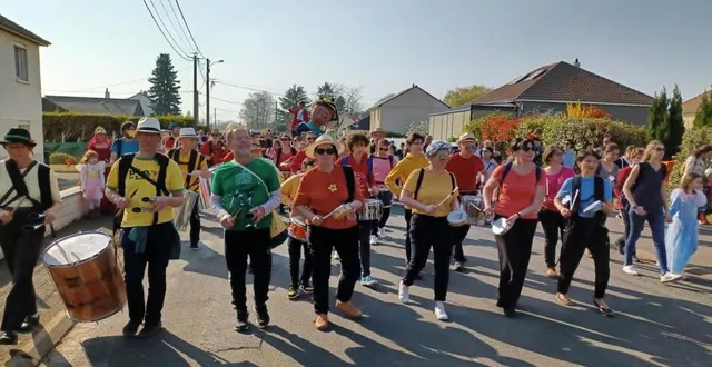 photo  c’est un carnaval ensoleillé qui a attiré des centaines de personnes du belinois dans les rues des communes de laigné et saint-gervais.  &copy;  le maine libre 