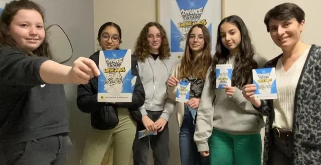 photo  charlène, inès, tess, justine et neïla sont sentinelles au collège felix-landreau à angers. leur professeure de mathématiques, stéphanie bridonneau, est référente.  &copy;  ouest-france 