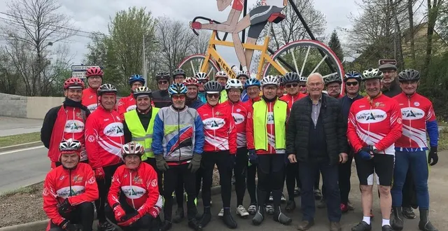 photo  avant de partir sur les routes de la sarthe, un petit clin d’œil de l’asca cyclo à l’un de ses anciens adhérents, pierre lego ( cinquième à partir de la droite en tenue de ville.)  &copy;  ouest-france 