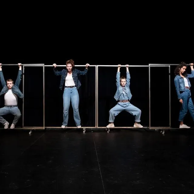 photo les quatre comédiens sur scène jouent tous les personnages. une manière de montrer que le harcèlement touche tout le monde, mais qu’il n’enferme pas non plus chacun dans un rôle.  ©  romain mulochau