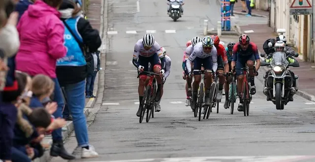 photo  un groupe d'une dizaine de coureurs à fait la course en tête sur le circuit final, mardi à mamers.  &copy;  arnaud despelchain 