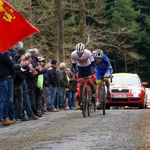 photo le groupe ds quatre échappés de la matinée au passage du col des quatre gardes, à bérus.  ©  arnaud despelchain