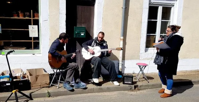 photo  deux musiciens ont animé l’épicerie solidaire.  &copy;  le maine libre 