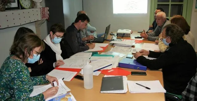 photo  une rencontre élus, porteurs de projet et collectif contre ce projet, chacun restant sur ses positions.  &copy;  le maine libre 