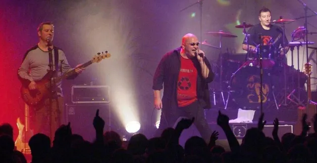 photo  pour ce retour des extraverties, huit concerts seront organisés sur les sites de la roche d’oëtre et à pont-d’ouilly. ici les mouf à bayeux en 2013.  &copy;  archives 