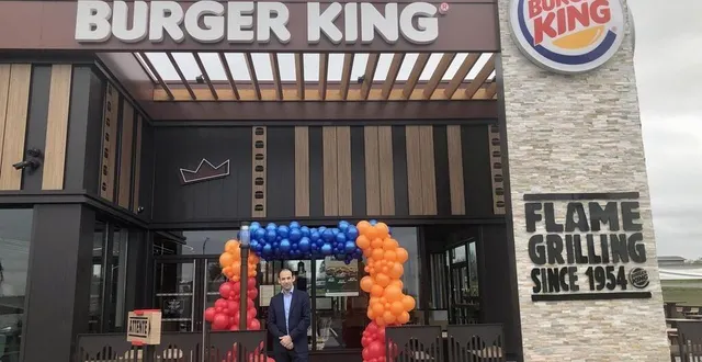 photo  kader aissani, franchisé burger king, devant le nouveau restaurant de l’enseigne à flers, dans l’orne, le mardi 5 avril 2022.  &copy;  ouest-france 