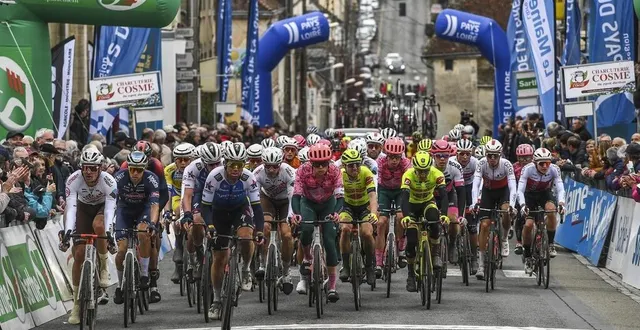 photo  le peloton a 174,7 km à effectuer ce mercredi 6 avril 2022.  &copy;  photo le maine libre denis lambert 