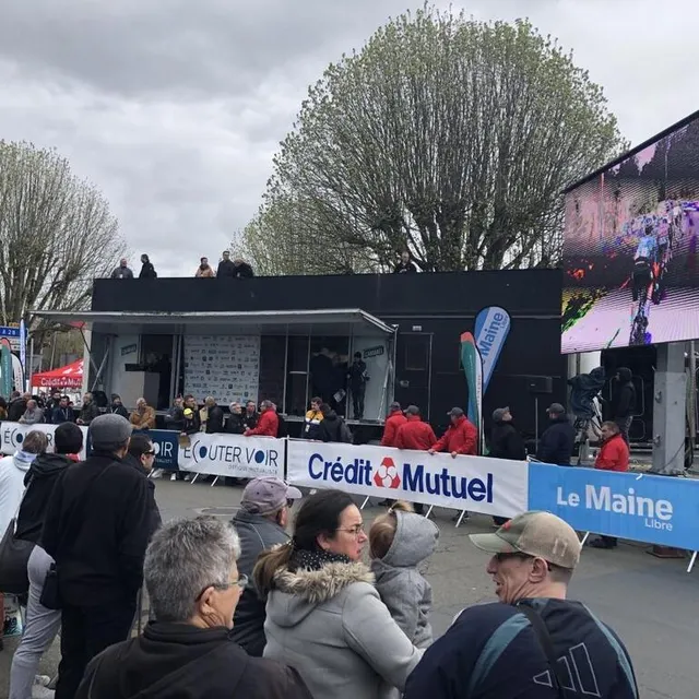 photo sur la ligne d’arrivée au lude, les spectateurs profitent du spectacle sur un écran géant.  ©  photo le maine libre