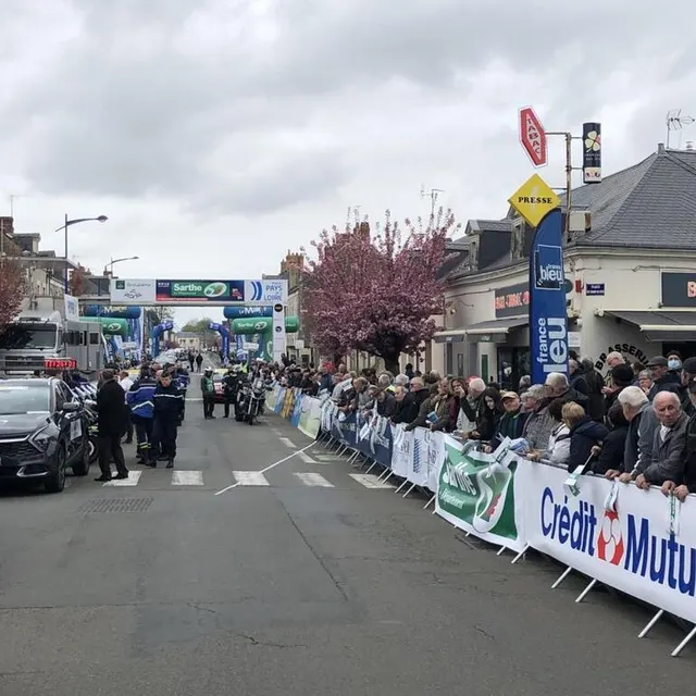 photo le public est nombreux au lude.  ©  photo le maine libre