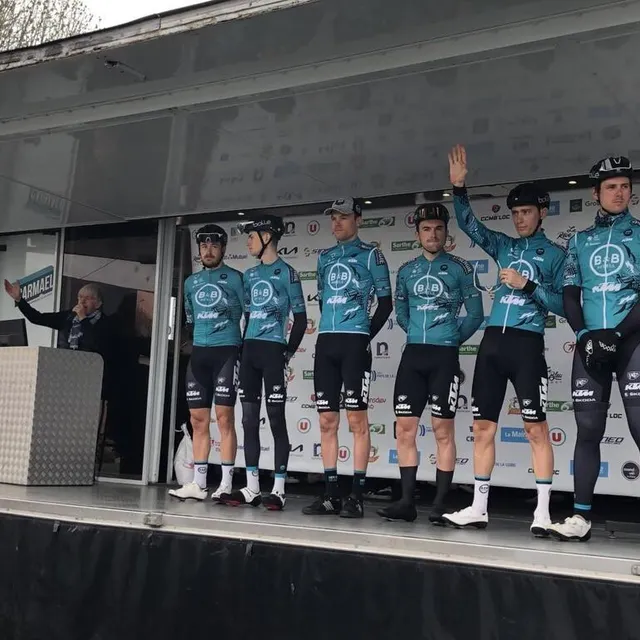 photo la formation b & b hotels ktm d’alexis gougeard, vainqueur 2019 et maillot blanc du plus combatif, et de pierre rolland  ©  photo le maine libre