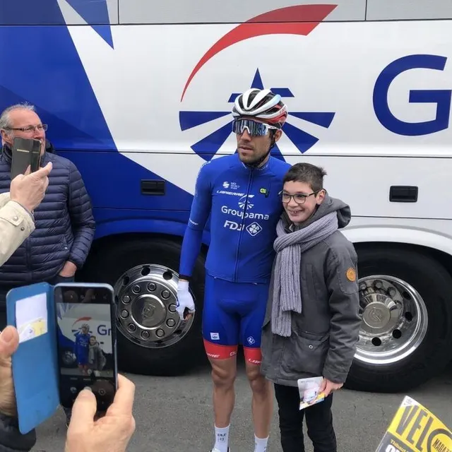 photo thibaut pinot se prête au jeu des photos avec les jeunes spectateurs.  ©  photo le maine libre