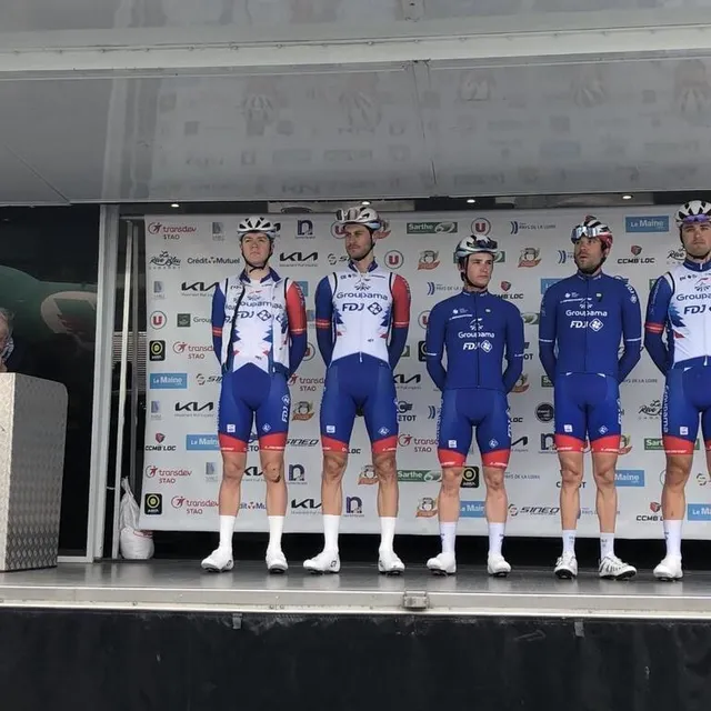 photo présentation de l’équipe groupama fdj sur le podium  ©  photo le maine libre