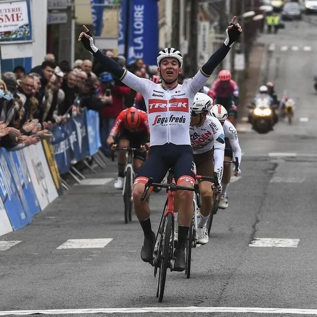 photo mads pedersen a remporté la 1re étape au sprint  ©  denis lambert