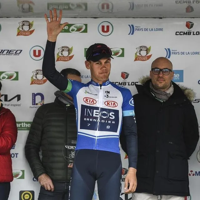 photo lucas plapp (ineos grenadier) est le maillot bleu du meilleur jeune après la première étape.  ©  denis lambert