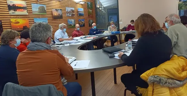 photo  andré trottet, maire, (au centre à gauche), accompagné des membres du conseil.  &copy;  ouest-france 