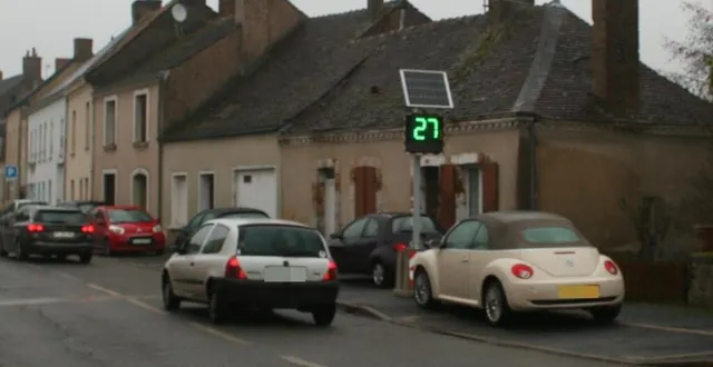 photo  malgré ces radars aux entrées de la commune, certains conducteurs restent insensibles à la limitation de vitesse.  &copy;  le maine libre 