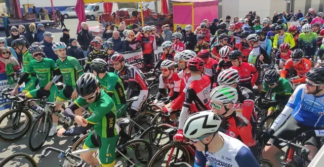 photo  le peloton au départ  &copy;  le maine libre 