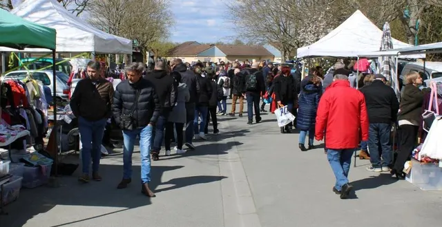 photo  sur la place de l’église saint-martin et le parking de la mairie, 95 exposants avaient installé leurs tables remplies de bibelots, de vêtements et même quelques écrans.  &copy;  ouest-france 