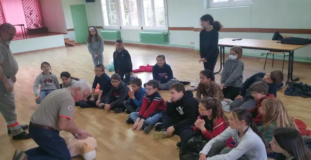 photo  toute la classe de cm1-cm2 a appris les gestes qui sauvent.  &copy;  école de saint-maixent 