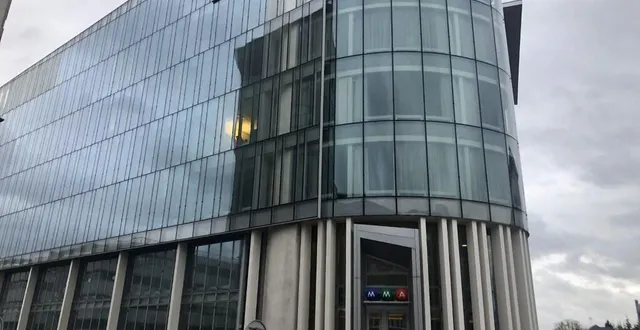 photo  boulevard oyon, face à la sortie sud de la gare du mans, le bâtiment en verre sera le premier que mma va quitter.  &copy;  le maine libre 