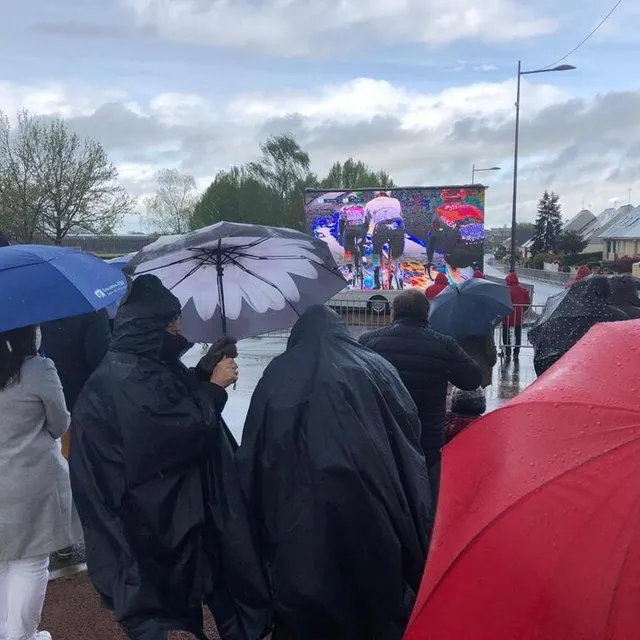 photo le public sous la pluie à sablé-sur-sarthe.  ©  le maine libre