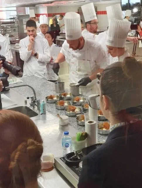 photo julien herman à l’ouvrage lors de sa participation au championnat de france du dessert, mercredi 6 avril 2022, à marseille.  ©  julien herman