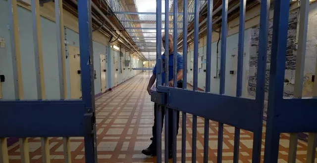 photo  urne et isoloirs ont été installés dans la maison d’arrêt d’angers.  &copy;  archives co – josselin clair 