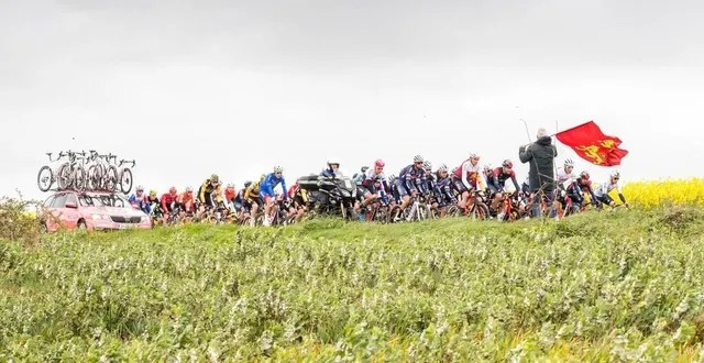 photo  le circuit de la sarthe pays de la loire a sillonné les routes du pays sabolien tout au long de la 3e étape.  &copy;  dominique breugnot photographer 
