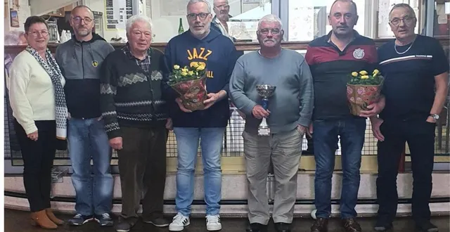 photo  vainqueurs et finalistesavec jean-pierre gaurion, le responsable du secteur. 