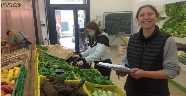 photo  sandra vallon (ici avec ambre, collégienne de nazareth stagiaire).  &copy;  le maine libre 