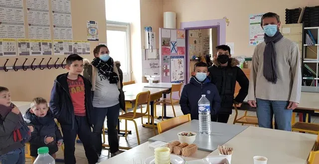 photo  jérôme robin accueille parents et enfants.  &copy;  le maine libre 