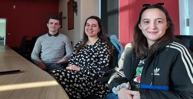 photo  théo, astrid et ameline lors d’une séance de travail, en salle du conseil municipal, avec les autres intervenants de l’événement. florian, le quatrième étudiant originaire de poitiers, était absent lors de cette séance.  &copy;  ouest-france 