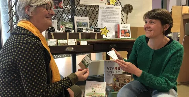 photo  christine dorléans, salariée de l’association montviette nature, et céline leroyer, directrice de la médiathèque de briouze, dans l’orne.  &copy;  ouest-france 