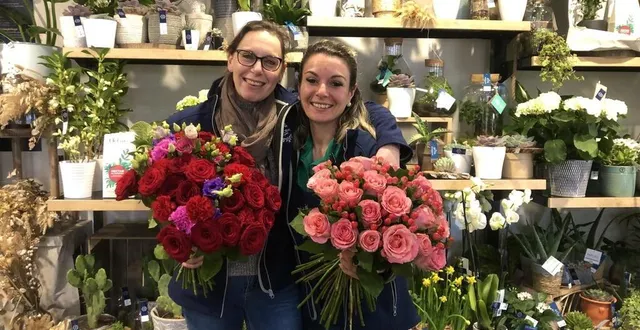photo  myriam drillot et cynthia rétif, gérantes de la boutique monceau fleurs, munies des paniers proposés à la vente le soir même.  &copy;  ouest-france 